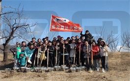 東方益達(dá)植樹合影